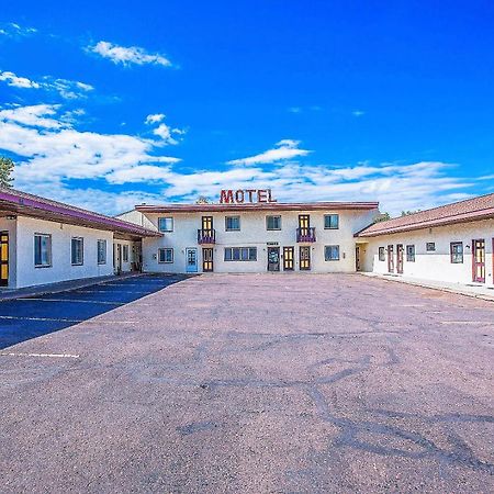 Love Hotels Silver Street By Oyo At Hurley Wi Exterior foto